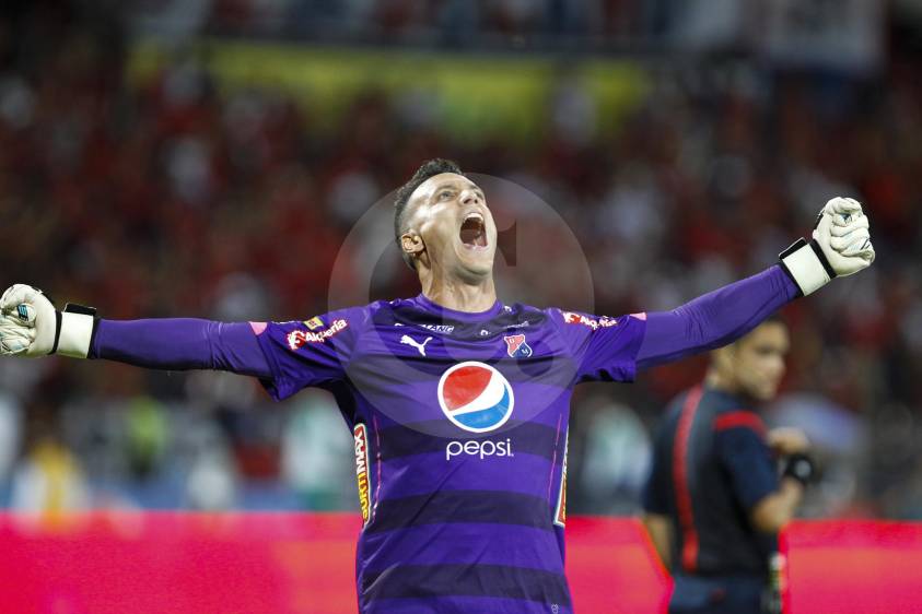 El arquero David González celebró la clasificación a la final en su partido número 200 vistiendo la camiseta del Medellín. FOTO Jaime Pérez Munévar