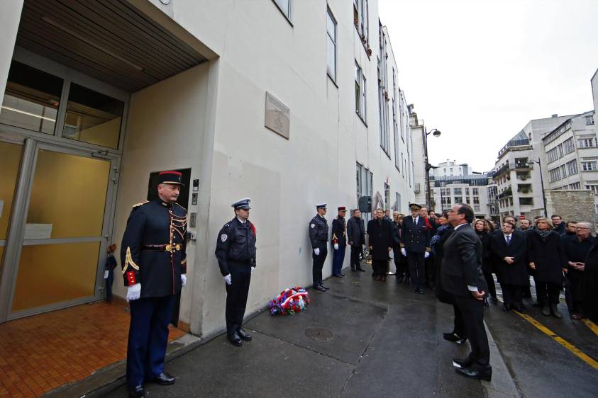 El presidente de Francia, François Hollande, en las instalaciones de la revista Charlie Hebdo . FOTO Afp
