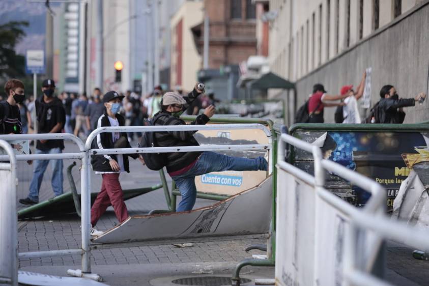 Un grupo de personas atacó el comando de la Policía. FOTO CARLOS VELÁSQUEZ