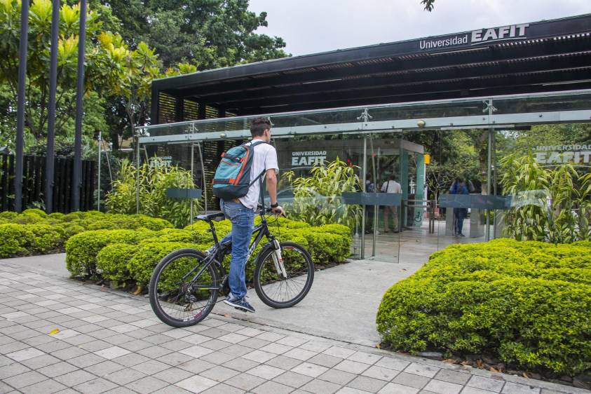 En Eafit se adecuaron 5 sitios que funcionan como talleres para quienes tienen ciclas. Foto carlos velásquez