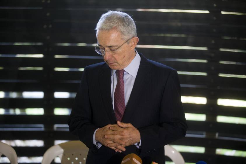 El expresidente, senador y líder del partido político Centro Democrático durante una rueda de prensa en su casa rural en Rionegro. Foto: Esteban Vanegas