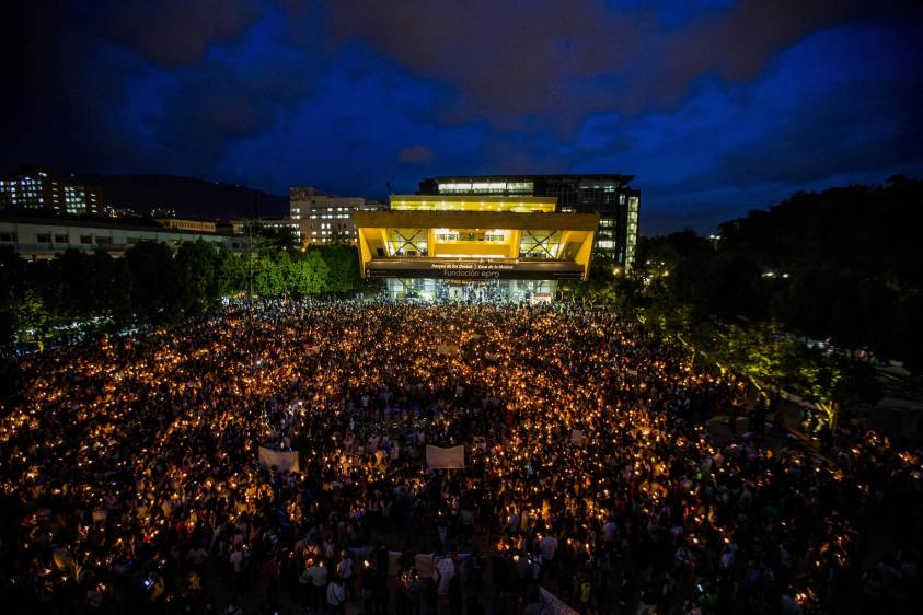 En el Parque de los Deseos se concentró una multitudinaria manifestación en rechazo a los recientes homicidios de líderes sociales en el país. FOTO JULIO CÉSAR HERRERA