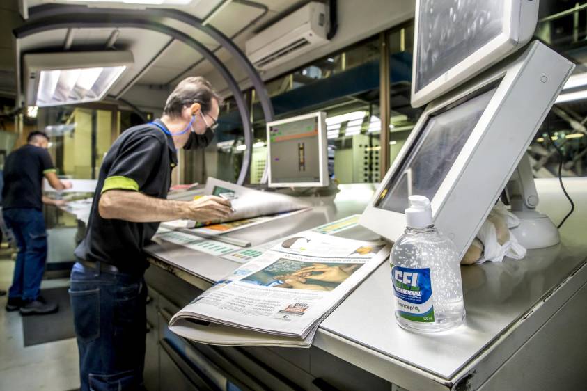 Los empleados tienen tapabocas y antibacterial para desinfectar frecuentemente las manos. FOTO juan a. sánchez