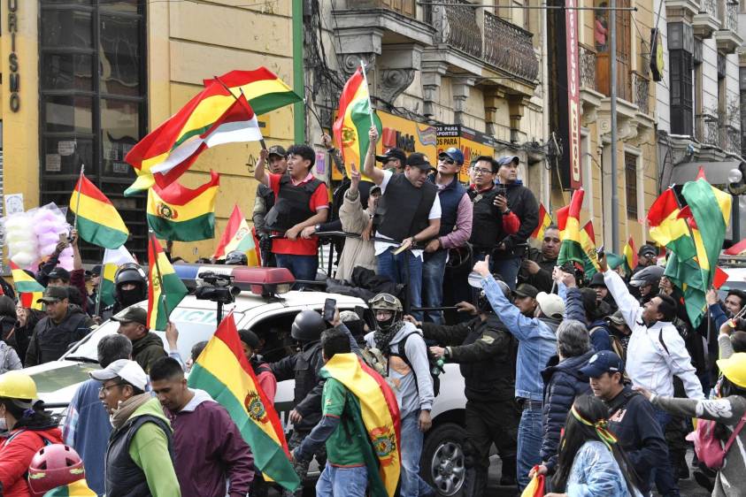 Luego del anuncio de la renuncia de Evo, las calles de La Paz se convirtieron en un carnaval con el estallido de petardos y miles de manifestantes ondeando banderas tricolores bolivianas (rojo, amarillo y verde). FOTO AFP
