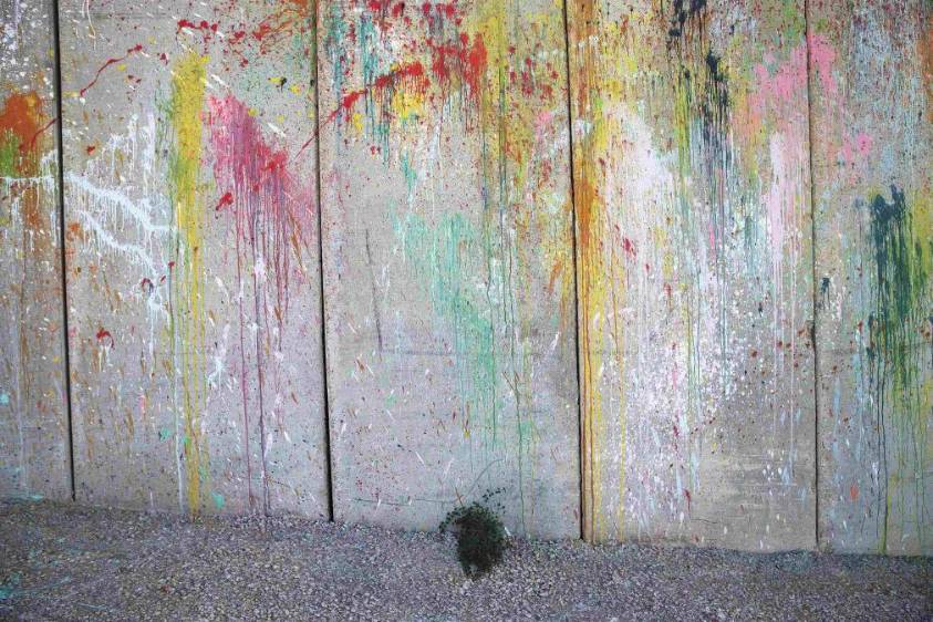 Pintura salpicada contra una sección del muro de separación erigida por Israel en los territorios palestinos ocupados en la ciudad cisjordana de Abu Dis, imagen tomada el 29 de octubre de 2014. FOTO REUTERS