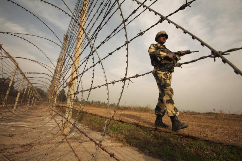 Un soldado indio de la Fuerza de Seguridad Fronteriza (BSF) patrulla cerca de la frontera con Pakistán en Suchetgarh, al suroeste de Jammu, en esta foto de archivo del 14 de enero del 2013. La Barrera de la Cachemira India es una barrera de 550 kilómetros que supone una separación a lo largo de parte de los 740 kilómetros en disputa de la Línea de Control. FOTO REUTERS