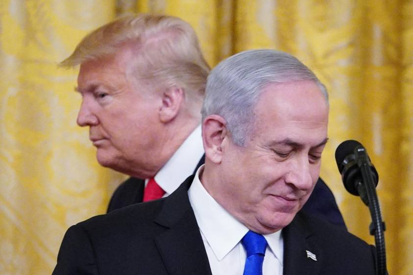 Netanyahu, en primer plano, y Trump, son los únicos mandatarios que respaldan “Acuerdo del Siglo” presentado ayer, con el que se favorece a Israel en detrimento de la realidad palestina. FOTO AFP