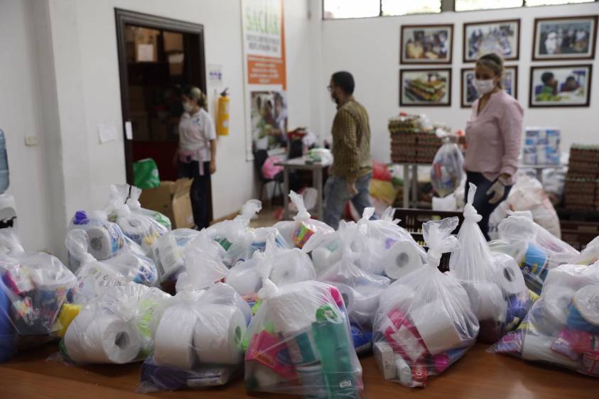 En las primeras ocho horas de recolección, se llenó la bodega del banco de alimentos Saciar. La alcaldía habilitó un pabellón de Plaza Mayor para el resto de las ayudas. FOTO edwin bustamante