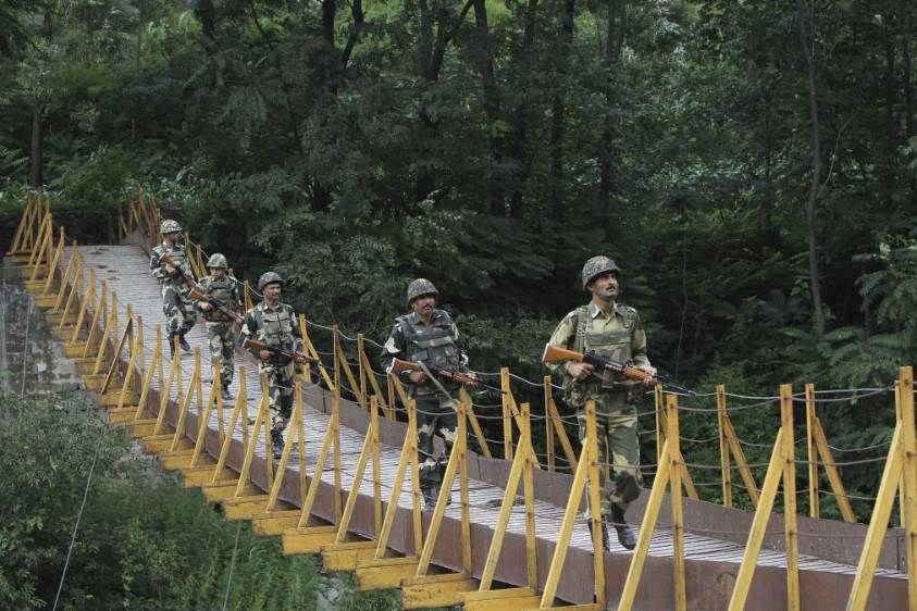 Soldados de la Fuerza Fronteriza india Seguridad (BSF) sobre un puente peatonal cerca de la Línea de Control (LOC), una línea de alto el fuego que divide Cachemira entre India y Pakistán, en esta foto de archivo del 8 de agosto de 2013. FOTO REUTERS