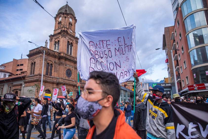 Con cantos y pancartas los manifestantes avanzaron hacia el comando de la Policía. FOTO CARLOS VELÁSQUEZ