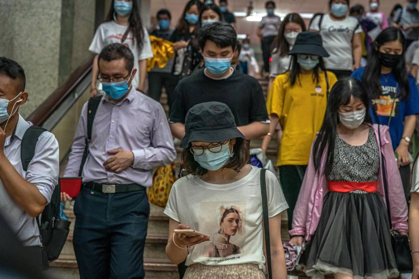 Como las personas infectadas con el nuevo coronavirus que no muestran síntomas podrían ser más de las que se pensaba, los científicos están a favor de expandir las pruebas en el mundo. FOTO Efe