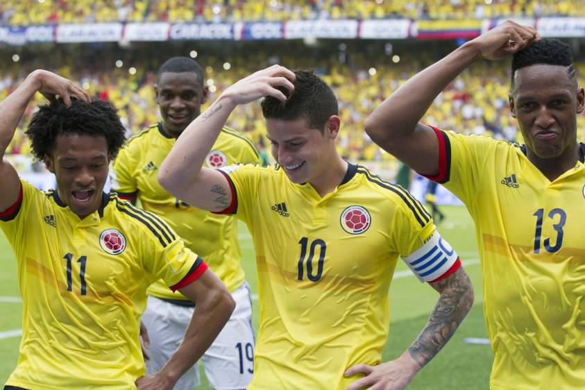 Juan Guillermo Cuadrado, James Rodríguez y Yerry Mina celebran la anotación del 10 de la Selección. FOTO JUAN ANTONIO SÁNCHEZ