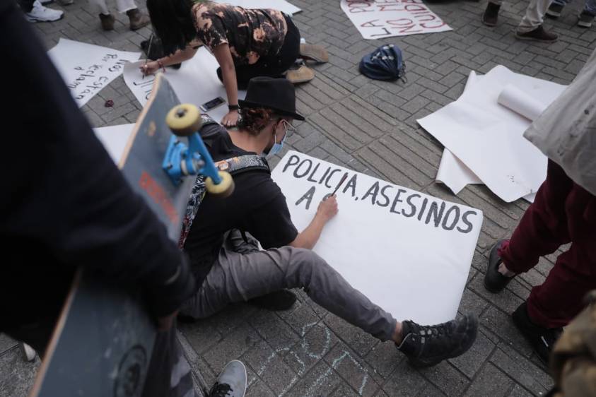 Los manifestantes escribieron pancartas en contra de la Policía Nacional. FOTO CARLOS VELÁSQUEZ