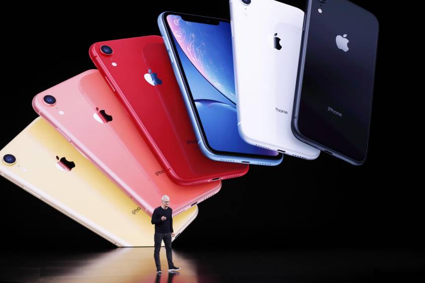 Tim Cook presentó en el teatro Steve Jobs de su sede de Cupertino (California, EE.UU.) el iPhone 11 Pro, sucesor del XS y llamado a ser el nuevo teléfono estandarte de la compañía; el iPhone 11 Pro Max, con la pantalla más grande; y el iPhone 11, la versión más sencilla y barata. FOTO EFE
