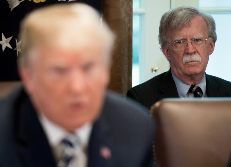 En esta foto, tomada el 9 de mayo deL 2018, el presidente de Estados Unidos, Donald Trump, habla junto al entonces asesor de seguridad nacional John Bolton. FOTO AFP