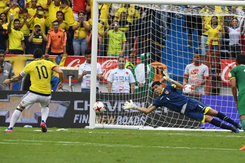 Cerca del final, el defensa Cristhian Coimbra derribó a Juan Guillermo Cuadrado dentro del área y el árbitro brasileño Ricardo Marques decretó un tiro penalti. FOTO AFP