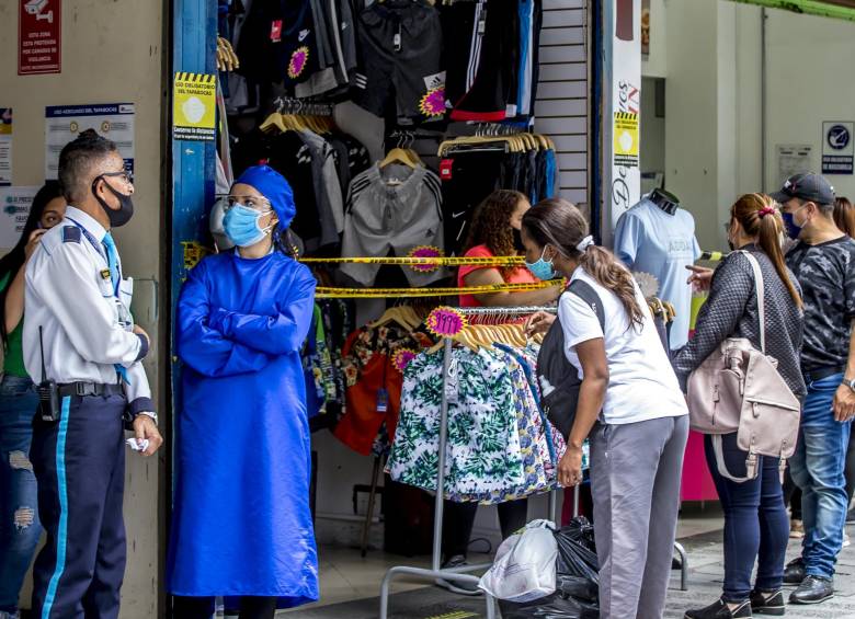 El índice de confianza del consumidor en Medellín, en septiembre, fue de un -17,3 %. En agosto fue de -39,1 %. FOTO JUAN ANTONIO SÁNCHEZ