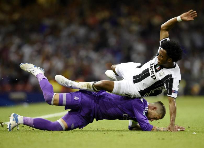 Ramos recibe críticas por exagerar empujón de Cuadrado