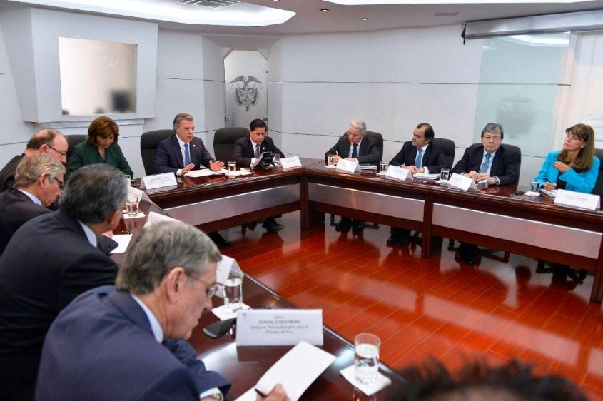 Durante mes y medio el presidente Juan Manuel Santos y sus voceros sostuvieron encuentros con el expresidente Álvaro Uribe y los difrentes representante del No y de las víctimas. FOTO Colprensa