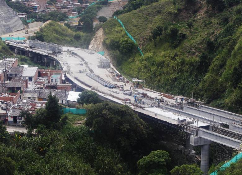 La conexión vial a Occidente comprende 4,1 kilómetros con cinco puentes. Trabajan en la pavimentación y señalización de la vía. FOTO jaime pérez 