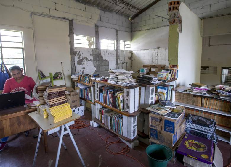 Según el concejal, Fabio Rivera, Medellín tendrá $12.000 millones para reparaciones y otras prioridades, dineros que no alcanzan. En la foto la biblioteca del colegio Loyola. FOTO Juan Antonio sánchez