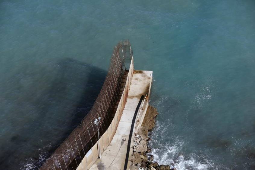 Imagen de la valla fronteriza que separa a Marruecos del enclave norteafericano español de Melilla, la misma que migrantes africanos tratan de cruzar de forma consuetudinaria. Foto tomada el 14 de agosto de 2014. FOTO REUTERS