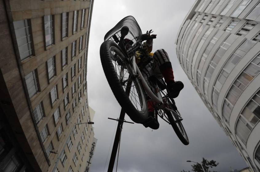 Teatro, circo, danza, mimos y cantautores desfilaron por las calles de la capital. Foto: Efe