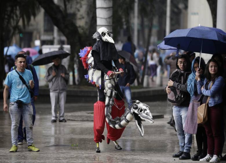 En el Parque Santander, ubicado en el centro de Bogotá, se llevó a cabo la obra de teatro callejero Tiempo de Redención.