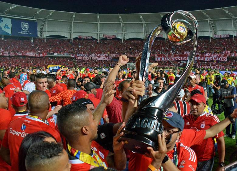 El América de Cali levantó otra vez el trofeo de campeón de la Liga Águila-2 después de 11 años. FOTO colprensa