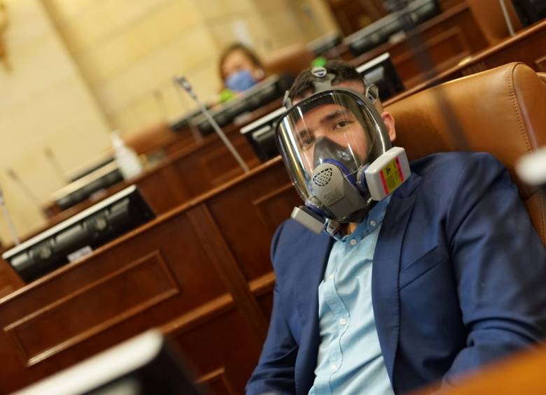 Así asisten a la plenaria semipresencial de la Cámara los representantes a la sesión de éste martes cuando seguirán votando proyectos de ley. FOTO COLPRENSA