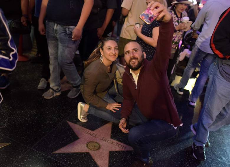 La gente posa para las fotos con el Paseo de la Fama de Hollywood de Michael Jackson, a 10 años de su muerte. Foto: AFP.
