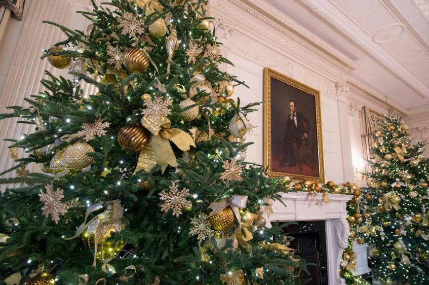 Un total de 53 arbolillos navideños repartidos por la Casa Blanca, más de 5.600 metros de luces y más de 3.400 metros de cinta componen la decoración. FOTO AFP
