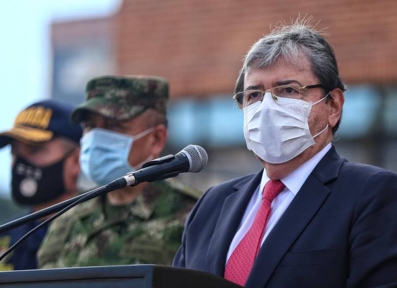 El ministro de Defensa, Carlos Holmes Trujillo, afirmó que no se debe estigmatizar a más de 160 mil uniformados por la actuación de algunos que hayan podido desconocer los protocolos. FOTO COLPRENSA