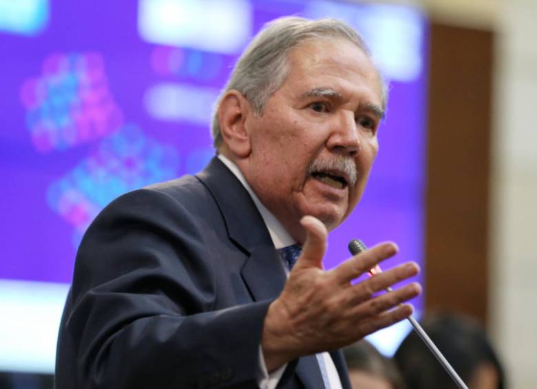 El ministro de Defensa, Guillermo Botero, renunció a su cargo el miercoles 6 de noviembre tras un fuerte debate en la Plenaria del Senado. FOTO Colprensa