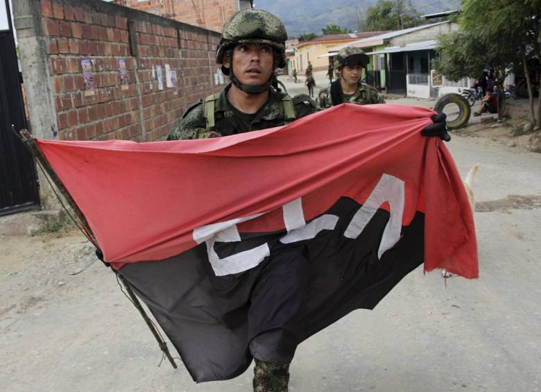 Durante las operaciones militares para hallar a los periodistas, un soldado bajó una bandera del Eln en el municipio El Tarra, en la zona conocida como el Catatumbo. FOTO La Opinión