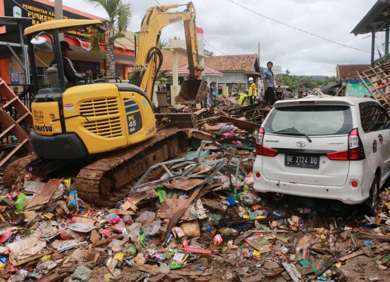 El tsunami ocurrió este sábado y se contaban más de 220 muertos. Foto: Afp