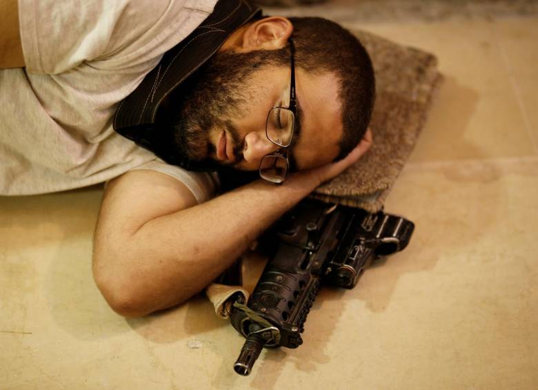 Algunos judíos que entran a la Ciudad Vieja de Jerusalén llevan armas para sentirse seguros. 