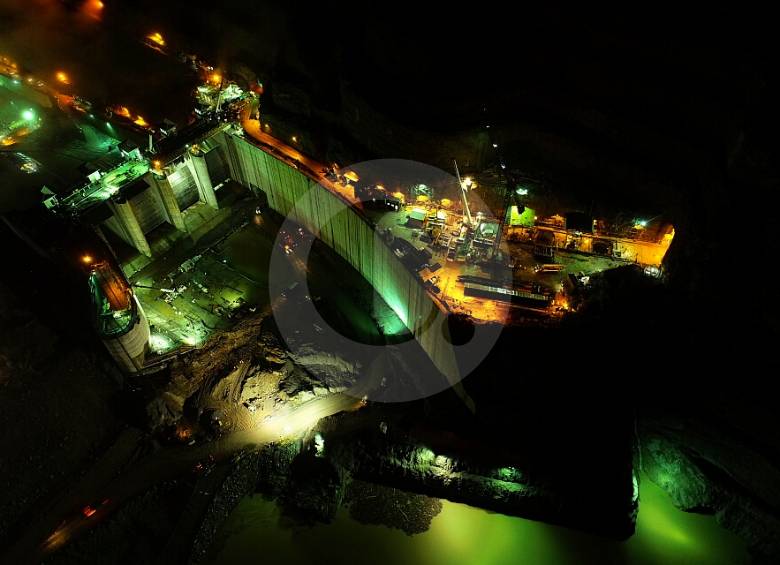 Contratistas y operarios de EPM avanzan durante la noche en la culminación del llenado prioritario de la presa y del vertedero. FOTO JUAN DAVID ÚSUGA