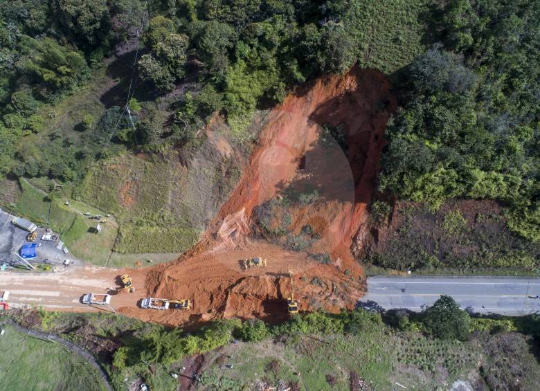 Más de 7.000 metros cúbicos de tierra taponaron la vía al Occidente antioqueño, tres kilómetros a la salida norte del túnel Fernando Gómez Martínez. FOTO Juan D. Úsuga