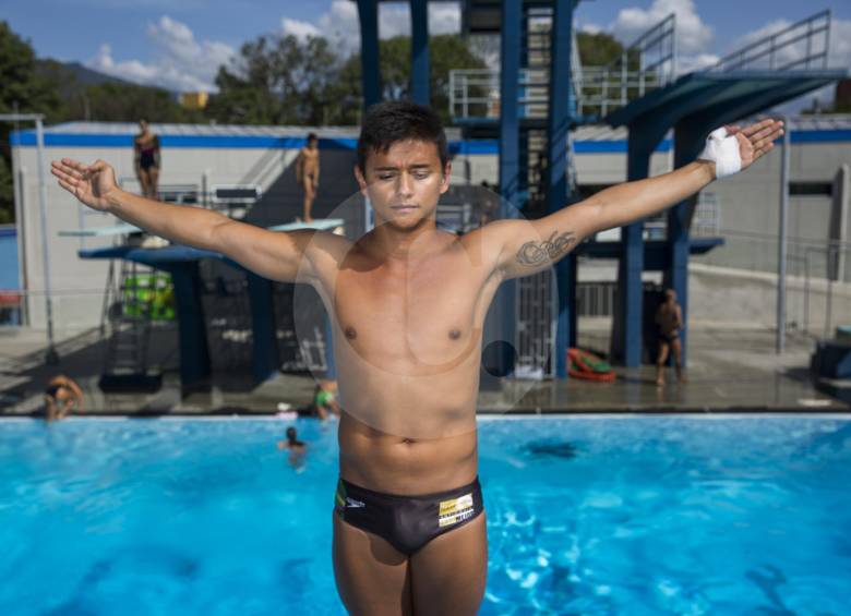 El antioqueño Sebastián Villa se quedó con el título, al lado de Daniela Zapata, del primer Campeonato Suramericano Virtual de clavados. FOTO EDWIN BUSTAMANTE