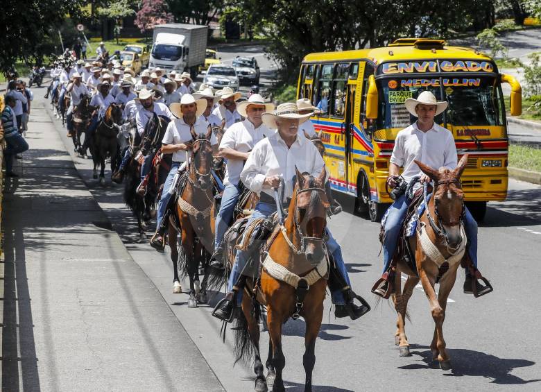 El pasado 26 de abril, algunos caballistas sorprendieron al protagonizar un pequeño desfile por la avenida El Poblado. FOTO jaime pérez