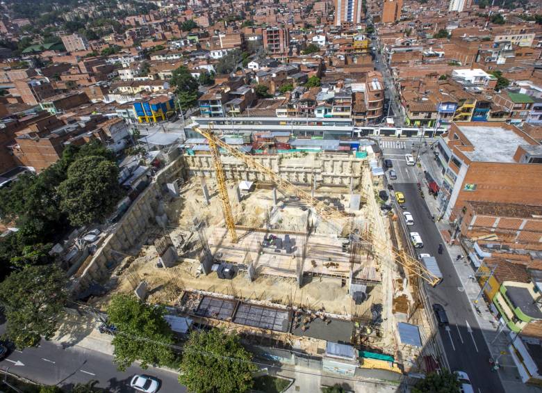Según la Alcaldía de Medellín, la primera etapa incluyó demolición de la edificación que existía, actividades de excavación, fundaciones y subestructura del proyecto. FOTO juan antonio sánchez