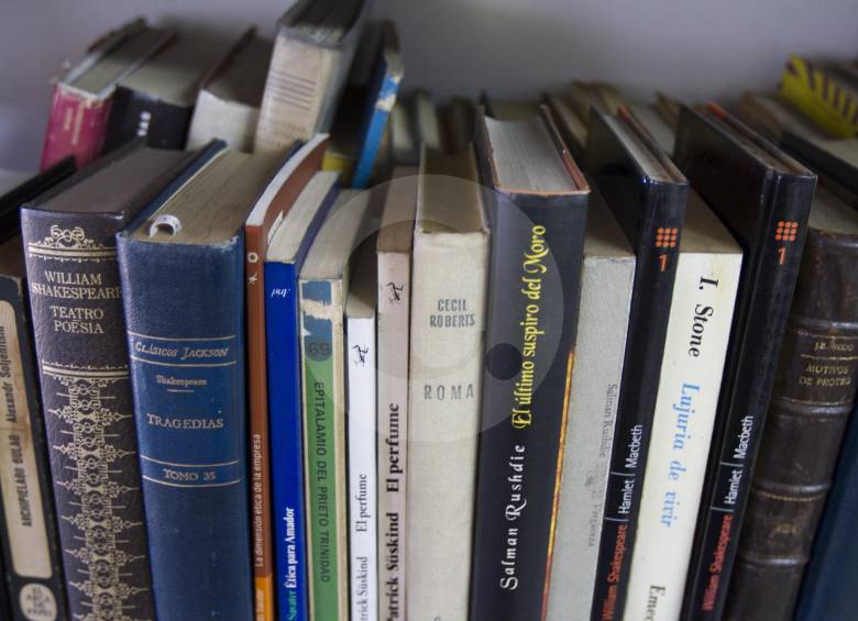 Juan Hincapié, fundador de Los Libros de Juan, atiende los chats de quienes buscan títulos extraños. FOTO edwin bustamante