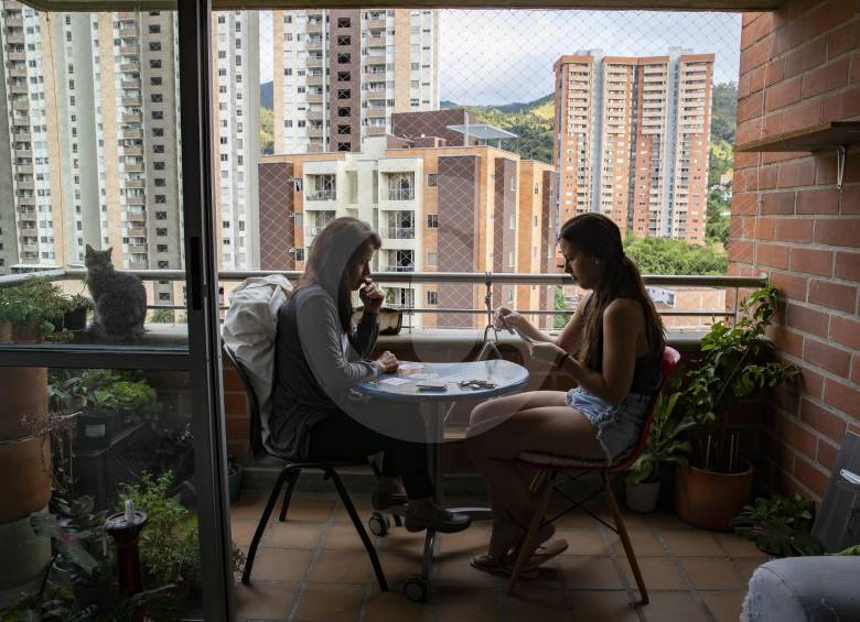 Buscar contacto humano, como en la fotografía, o acudir a las nuevas tecnologías, es una de las recomendaciones que entregaron los expertos para minimizar los impactos. FOTO Esteban Vanegas
