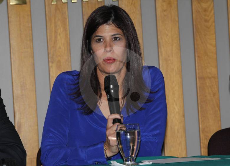 La Ministra anunció que en abril estarán entregando el mejoramiento de la conexión de Necoclí a Arboletes. FOTO jaime pérez