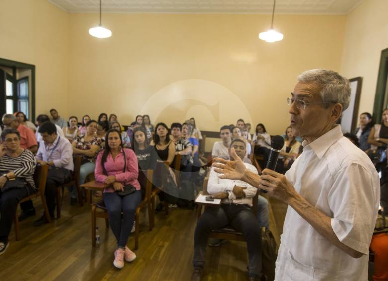 El padre Francisco de Roux recibió un informe con detalles de las sentencias de restitución de tierras. FOTO Jaime Pérez