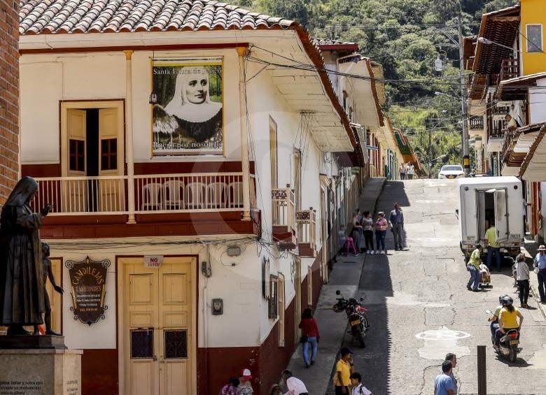 El turismo religioso y los carrieles hechos en las marroquinerías de Jericó son referentes en el municipio para impulsar el comercio. FOTOS JAIME PÉREZ