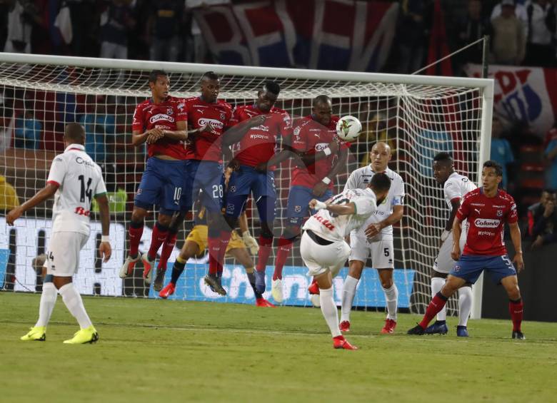La falta de liderazgo en el Medellín volvió a afectarlo. Iba ganando con autoridad, pero en el segundo tiempo se fue abajo y permitió la reacción del rival que se llevó un punto. FOTO Jaime Pérez