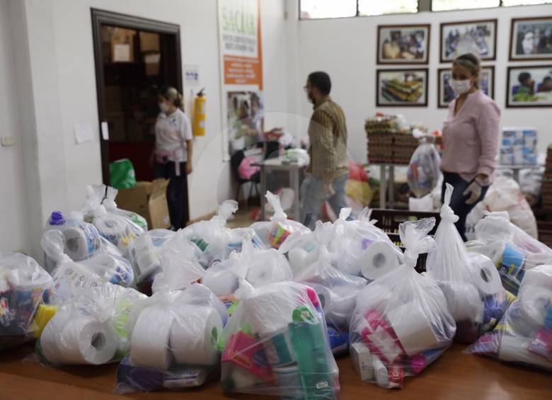 En las primeras ocho horas de recolección, se llenó la bodega del banco de alimentos Saciar. La alcaldía habilitó un pabellón de Plaza Mayor para el resto de las ayudas. FOTO edwin bustamante