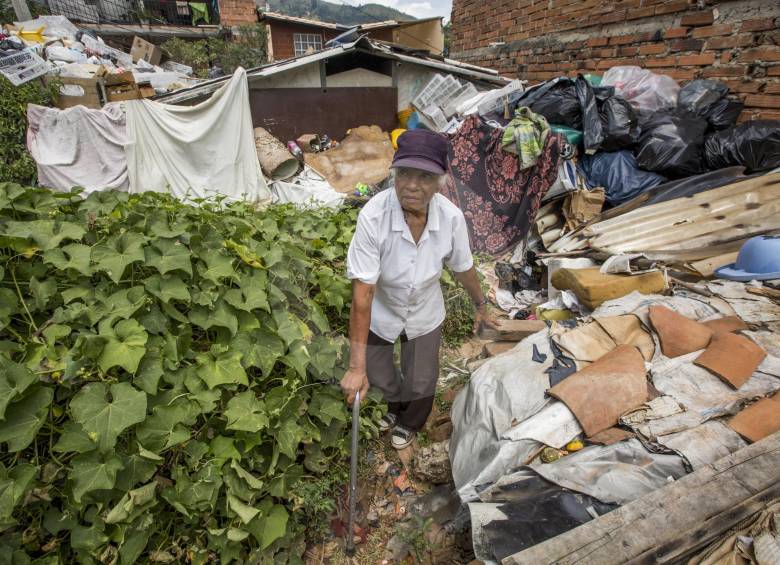 Martha Nubia Paniagua fue víctima de explosivos durante la Operación Orión y ella y sus vecinos temen que debajo de toda la basura que ha acumulado por años haya municiones sin explotar y armas que puedan ponerlos en peligro. FOTO Manuel Saldarriaga